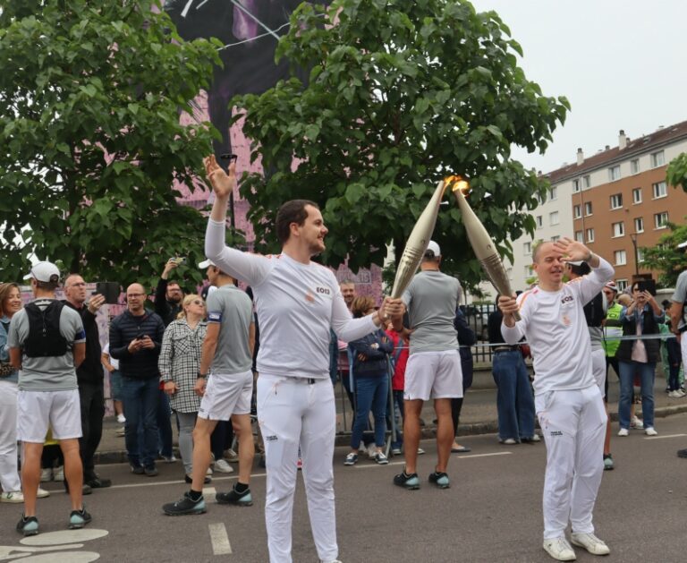 Flamme olympique Régie des Quartiers de Rouen Flamme olympique Régie des Quartiers de Rouen